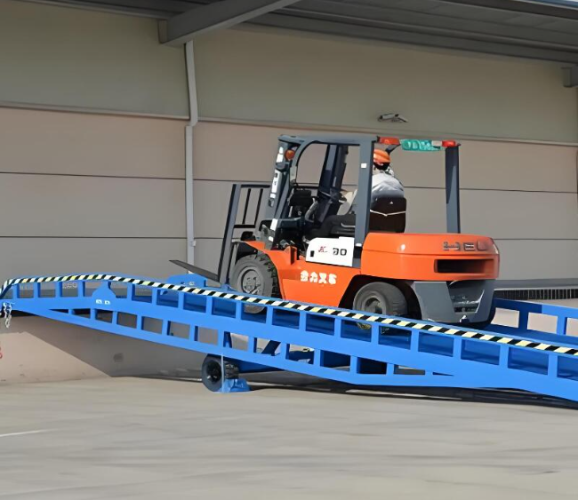 巩留移动式卸货平台（叉车用）